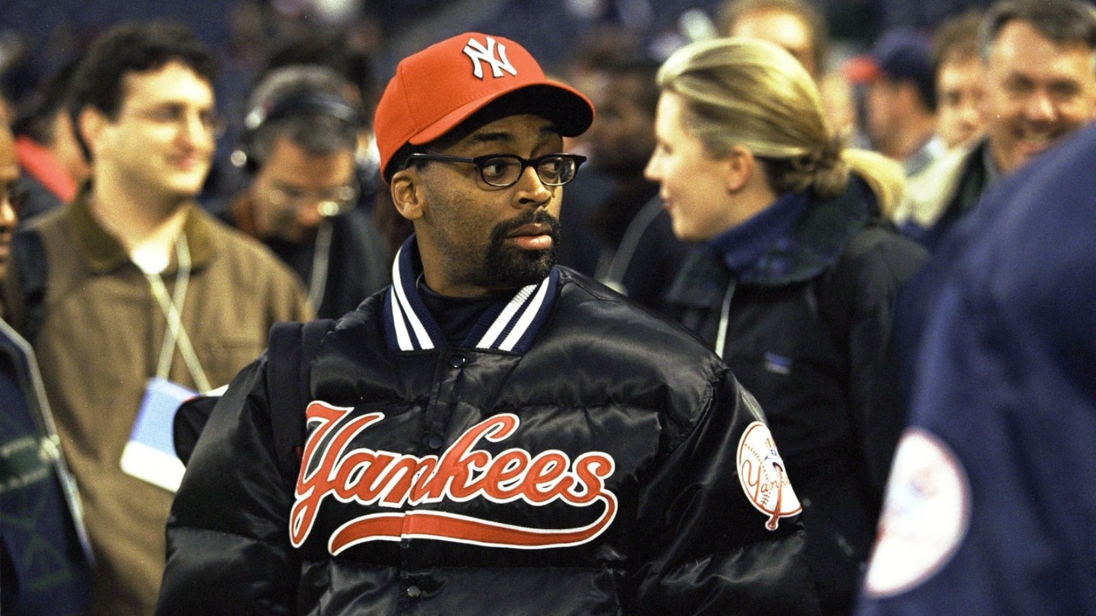 BÓNG CHÀY ĐÃ ẢNH HƯỞNG ĐẾN THỜI TRANG ĐƯỜNG PHỐ NHƯ THẾ NÀO?