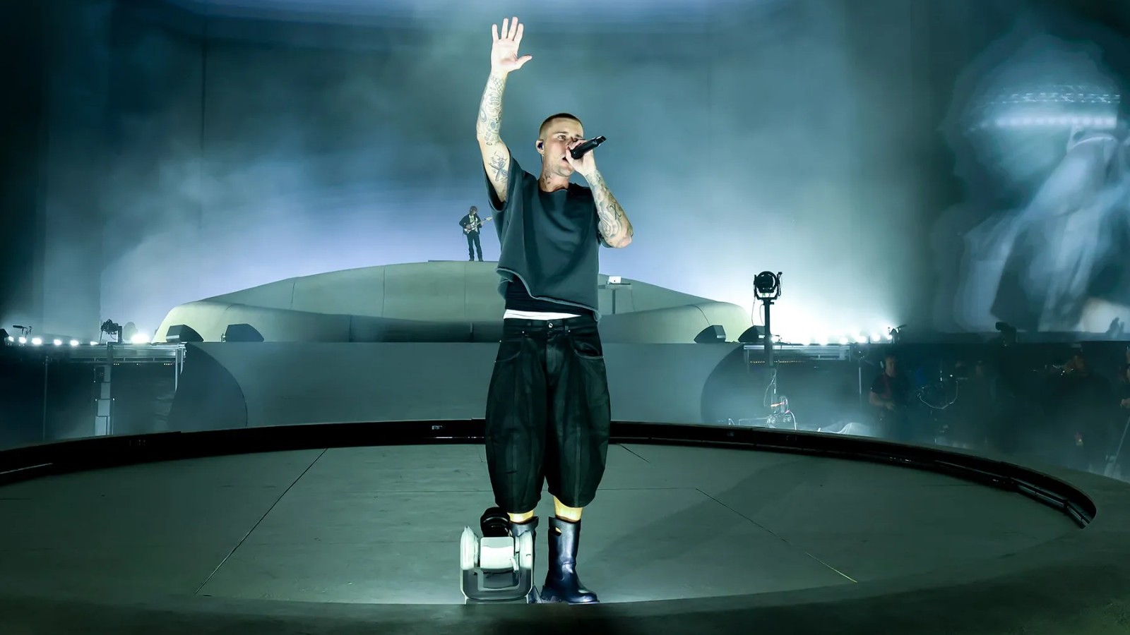 Chiếc quần in chữ tiếng Việt gây chú ý của Justin Bieber tại Coachella