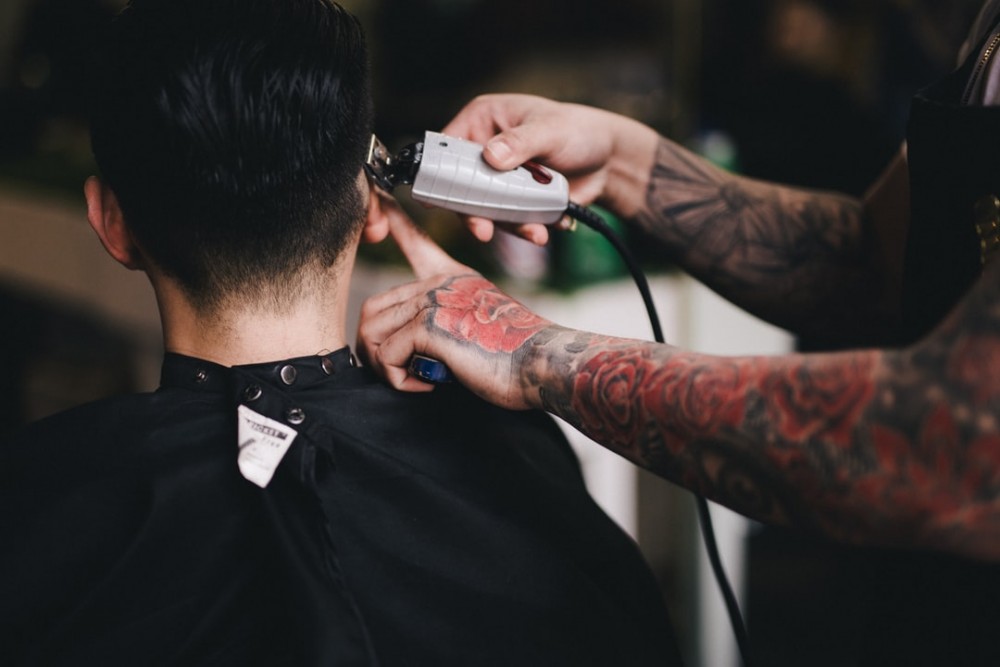 Khám phá tiệm cắt tóc "chất chơi" nhất Sài Gòn của những chàng barber xăm  trổ đầy mình