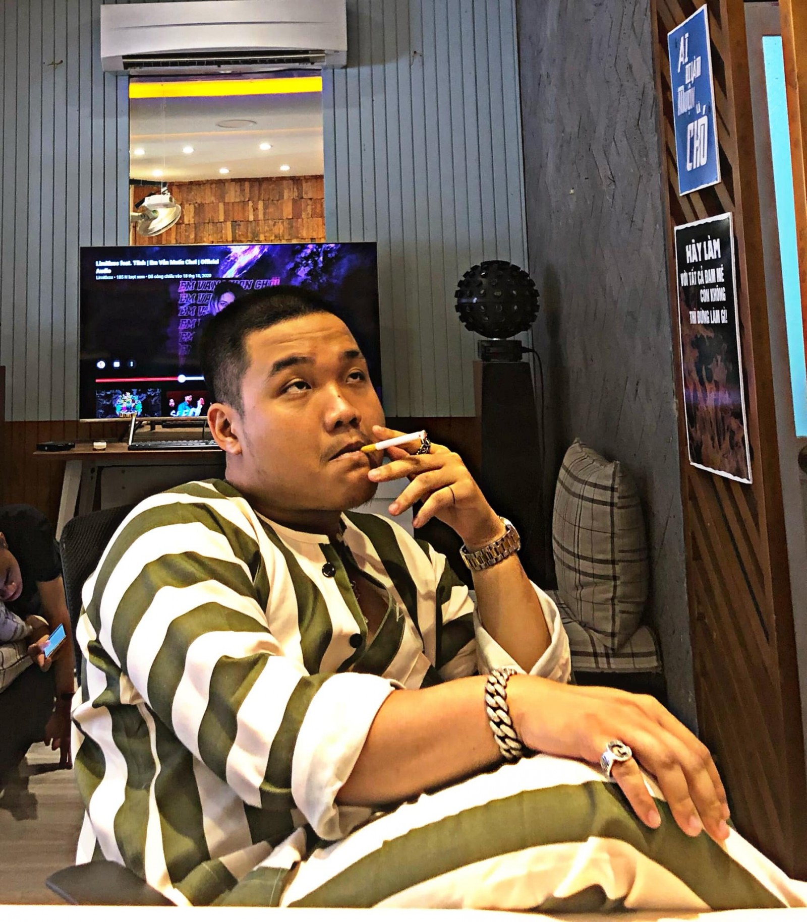 Rapper Blacka với họa tiết "Quần Áo Phạm Nhân" liệu chăng sắp có một trào lưu mới trong thời trang đường phố Việt Nam