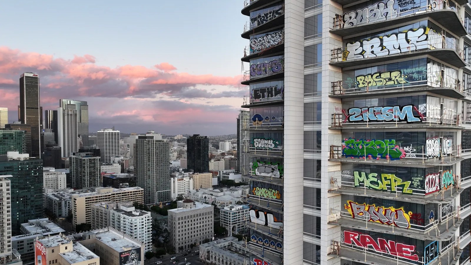 Góc nhìn tích cực đối với toà nhà chọc trời ở LA bị vẽ Graffiti trái phép!