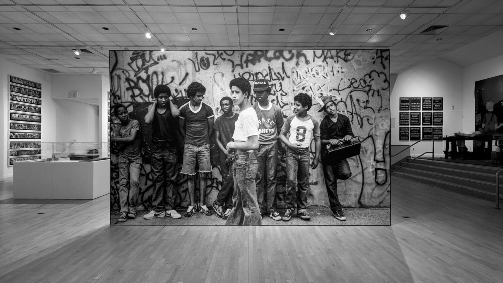 Henry Chalfant trưng bày những bức ảnh tái hiện khung cảnh Hip Hop từ năm 1977-1987, tại triển lãm "Nghệ thuật và Sự chuyển tiếp" ở Bronx