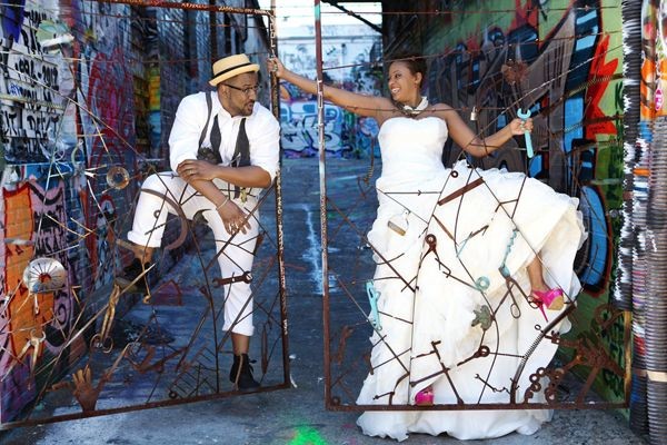Hình ảnh một đám cưới Hip Hop ở bển, cô dâu chú rể đi giày chất dùng nền Graffiti chụp hình.