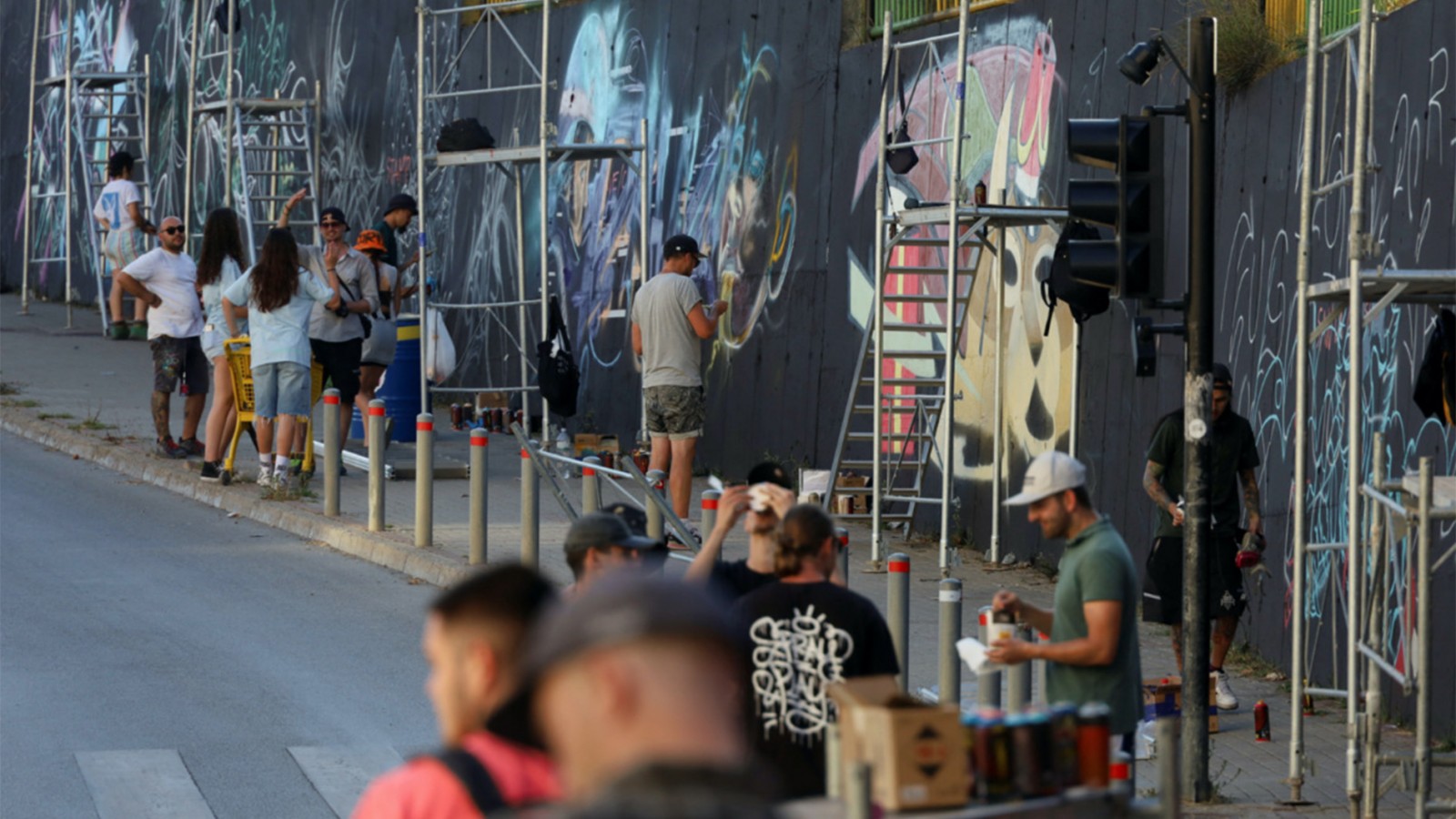 Hơn 100 nghệ sĩ tập hợp cùng người dân vẽ tranh trên đường phố