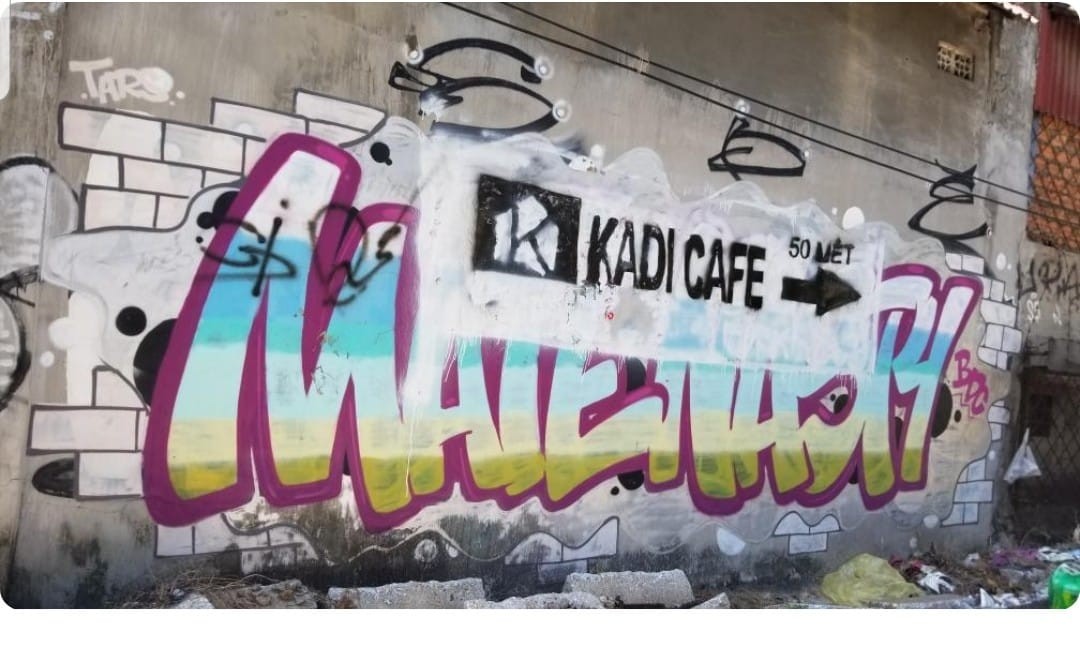 Kadi Cà Phê bị chỉ trích vì xóa 2 bức Graffiti một cách nham nhở để viết quảng cáo cho quán mình