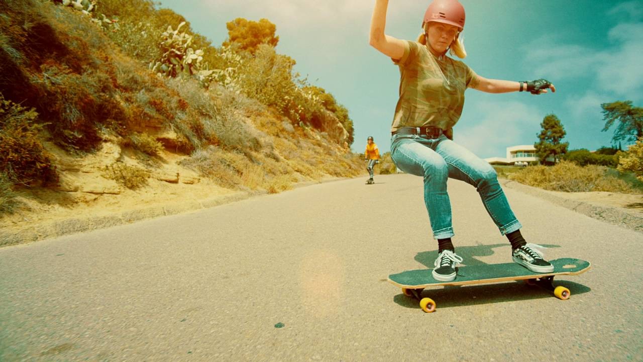 Кататься по английски. Amanda Powell Longboard. Лонгборд девушки. Человек на лонгборде. Катание на лонгбордах.