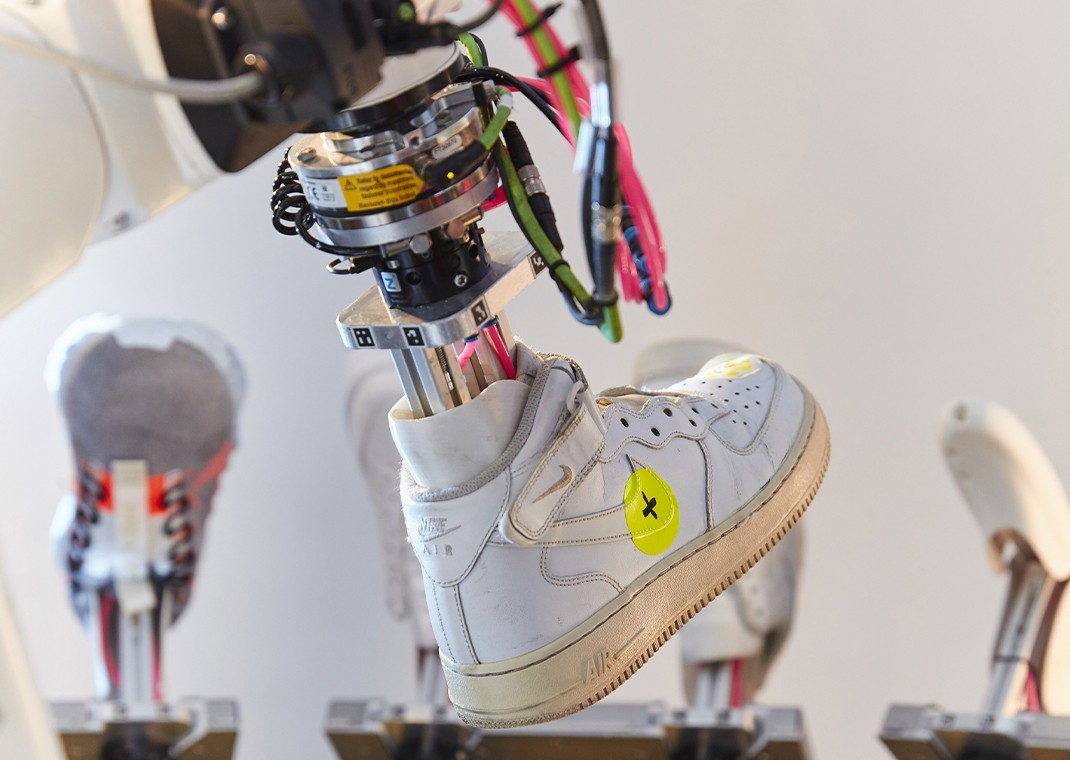 Nike đã tạo ra được một con Robot vệ sinh giày