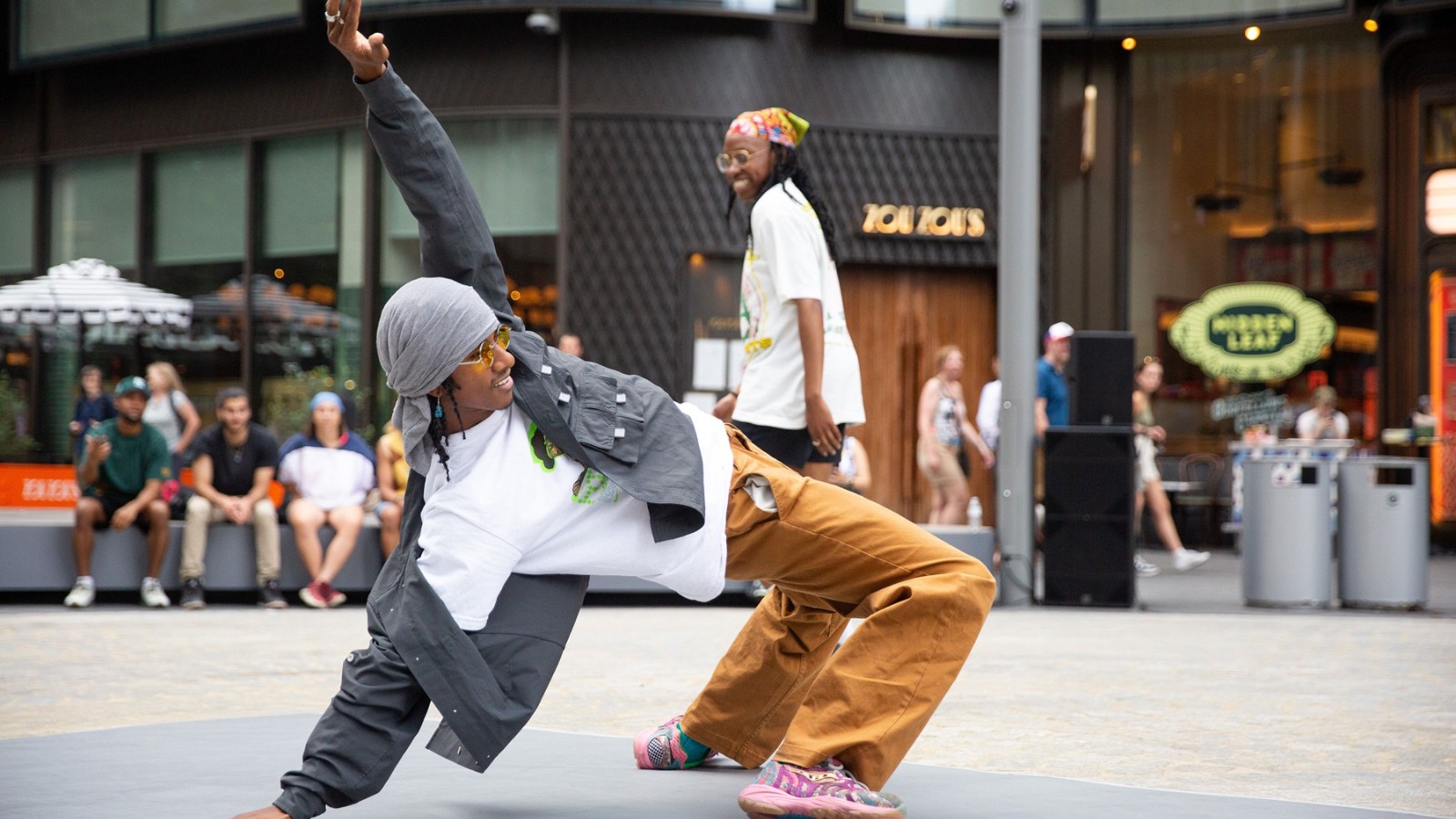 PHÒNG TẬP MÁY LẠNH TIỆN NGHI, TẠI SAO DANCER ĐƯỜNG PHỐ VẪN THÍCH “RA ĐƯỜNG” TẬP!