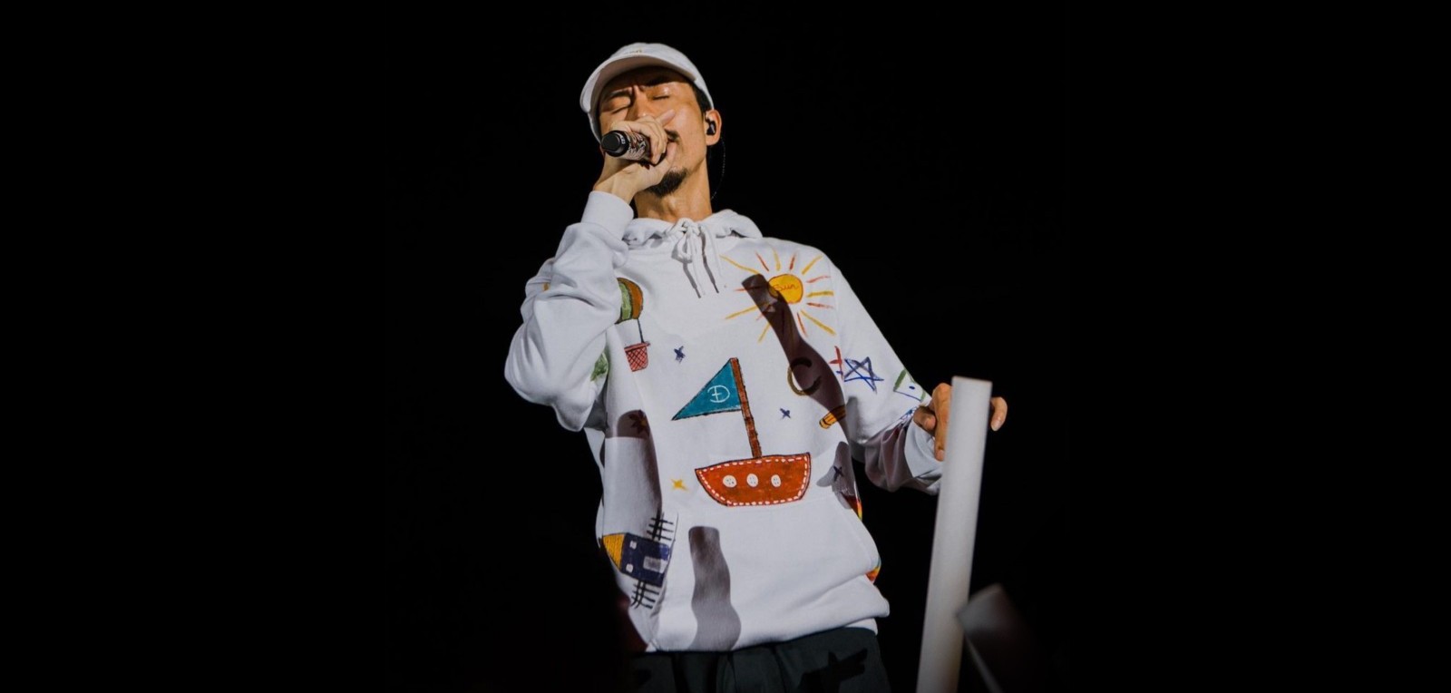 Rapper Đen Vâu tiết lộ nguồn gốc chiếc áo hoodie lạ mắt