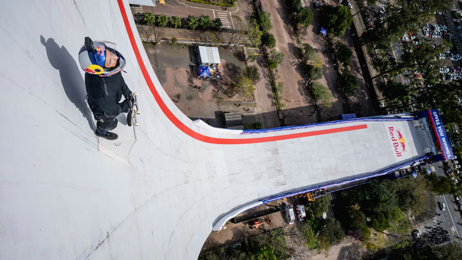 Skater 50 tuổi phá 2 kỷ lục thế giới với đường trượt ván khổng lồ cao bằng tòa nhà 22 tầng của Red Bull