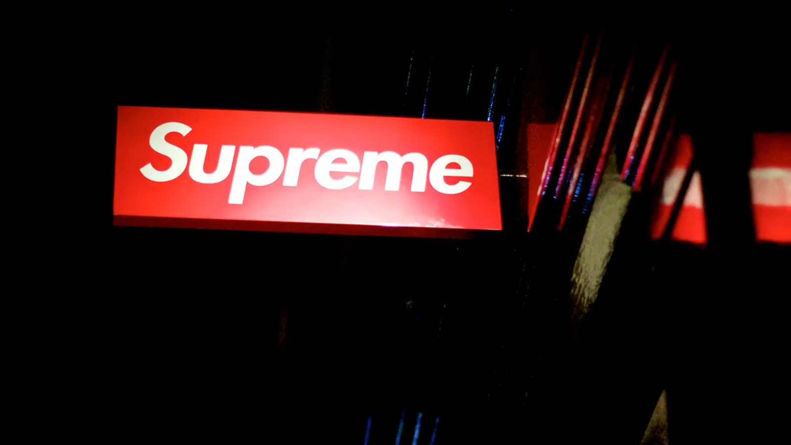 Supreme lại bị bán một lần nữa!