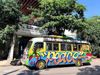 2 chiếc xe bán hàng vẽ ngập Graffiti, tinh thần ẩm thực từ nhà ra phố sáng tạo bởi nhóm Xưởng Kiến Hà Nội