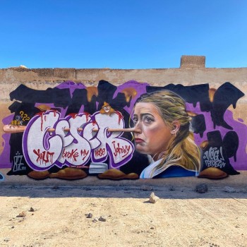 Amber Heard bị họa sĩ graffiti châm biếm bằng một bức vẽ hài hước