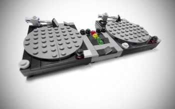 Chơi Lego đẳng cấp cao là thế nào, hãy xem bàn DJ chơi nhạc thật được lắp từ các khối nhựa tí hon sẽ rõ