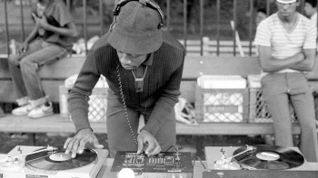 DJ, MC, BREAKING, GRAFFITI - YẾU TỐ ĐẦU TIÊN TRONG VĂN HOÁ HIP HOP LÀ GÌ?