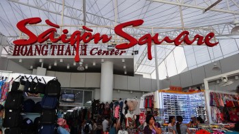 Hàng loạt gian hàng trong Sài Gòn Square đã đóng cửa sau đợt kiểm tra của cơ quan chức năng. Vụ việc này nói lên điều gì?
