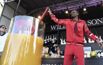 Không chỉ hát ngắn kiếm 7 triệu đô, Snoop Dogg còn nổi tiếng trong giới ẩm thực Mỹ với việc góp phần pha cả ly Cocktail có gần 500 lít rượu
