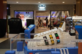 Lego và adidas đã từng tạo nên đôi adidas Superstar cao hơn… một mét