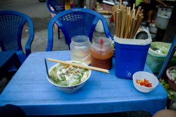Món ăn đường phố Việt Nam được báo Úc ca ngợi là “quà ẩm thực tuyệt vời nhất của Việt Nam gửi đến thế giới"