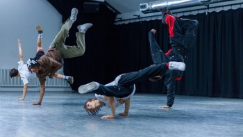 Nên đi học nhảy hay tự học ở nhà?