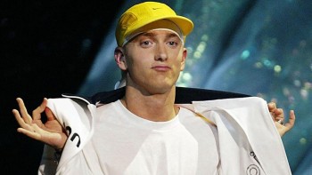 Ngày này 18 năm trước Rapper Eminem lần đầu đạt giải OSCAR nhưng anh không đến nhận, nguyên nhân không quá bất ngờ