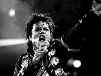 Những bộ quần áo biểu diễn nào đã tạo nên phong cách âm nhạc và điệu nhảy Michael Jackson - Nguyên tắc thiết kế là "Nhìn nhưng không thể chạm"