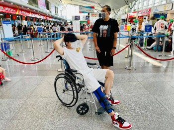 Rapper Karik bị chấn thương, dự kiến ngồi xe lăn tham gia "Live Concert Rap Việt All-Star", nhưng vẻ ngoài vẫn lạc quan với Air Jordan 1