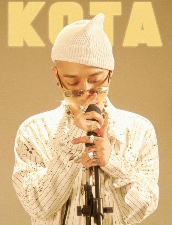 Rapper Mr A mới trở lại với "KOTA", phong cách thời trang vẫn giữ độ chất, chỉ có mái tóc là thay đổi lớn so với "I'll Never Fall In Luv Again"