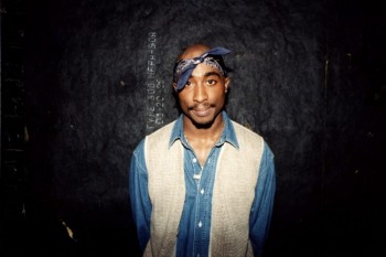 Rapper TuPac với chiếc khăn Bandana - dấu ấn thời trang đường phố những năm 1990