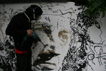 Tác phẩm của Nghệ sỹ Vhils – Thuốc nổ, axit, mũi khoan sẽ khuyên bạn những gì khi phát triển nghệ thuật đường phố