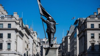 Tại sao Banksy có thể đặt một bức tượng ngay tại trung tâm London mà không ai biết?