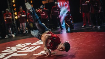 Tại sao là Breaking mà không phải Breakdancing?