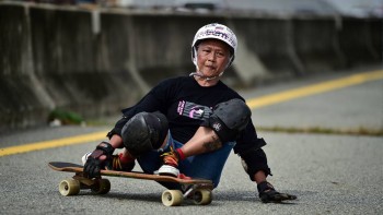 Trượt ván đã giúp gì cho quá trình hồi phục sau ung thư của một người hơn 60 tuổi?
