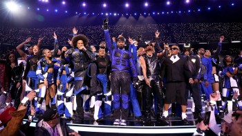 Usher đã mặc Off-White và Dolce & Gabbana cho Super Bowl Halftime 2024
