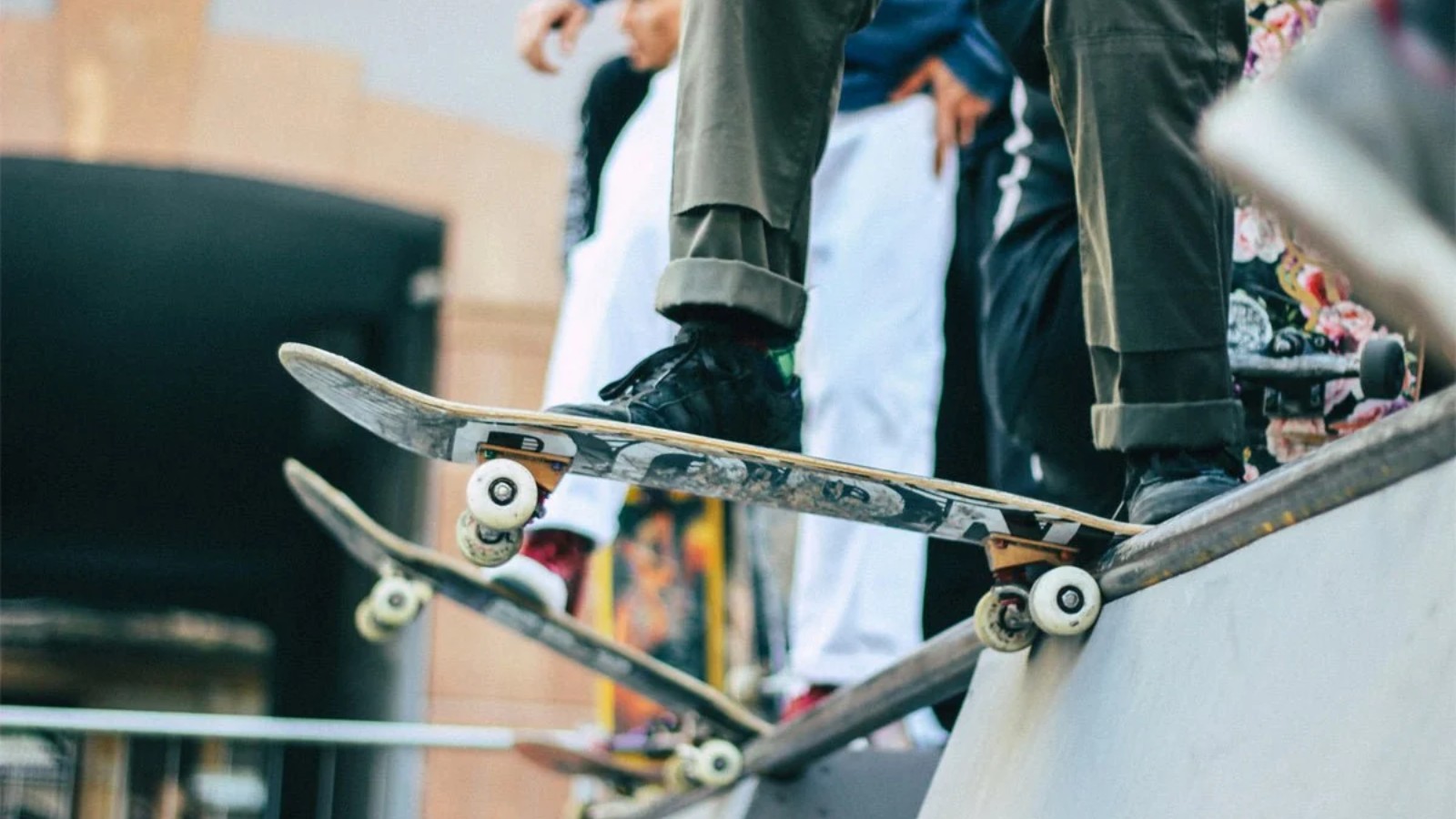 Vì sao các Skater thường chọn giày đế phẳng để chơi trượt ván?