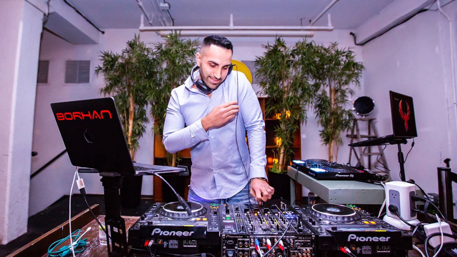 Vì sao DJ thường đeo một bên tai nghe?